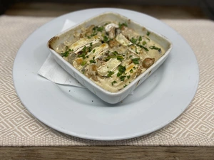 150g Gratinované kuřecí nudličky se žampiony, smetanou a hermelínem