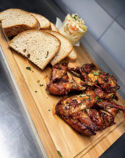 6 ks česneková kuřecí křídla, coleslaw, chléb